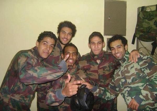 Mo Salah (kanan) dalam seragam militer