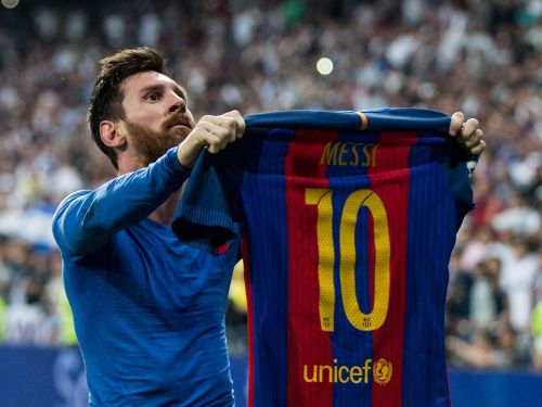 messi holding jersey