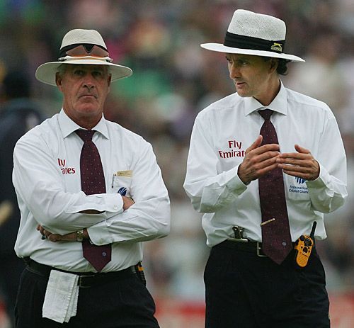 cricket umpire dress