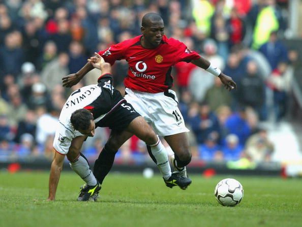 Eric Djemba Djemba of United holds off Sylvain Legwinski of Fulham 