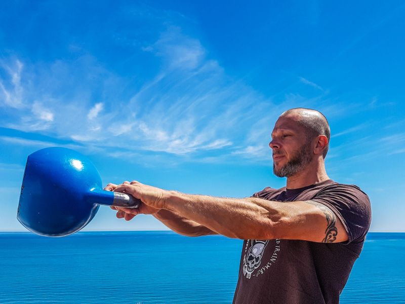 5 Kettlebell Workouts For Men To Build Muscle