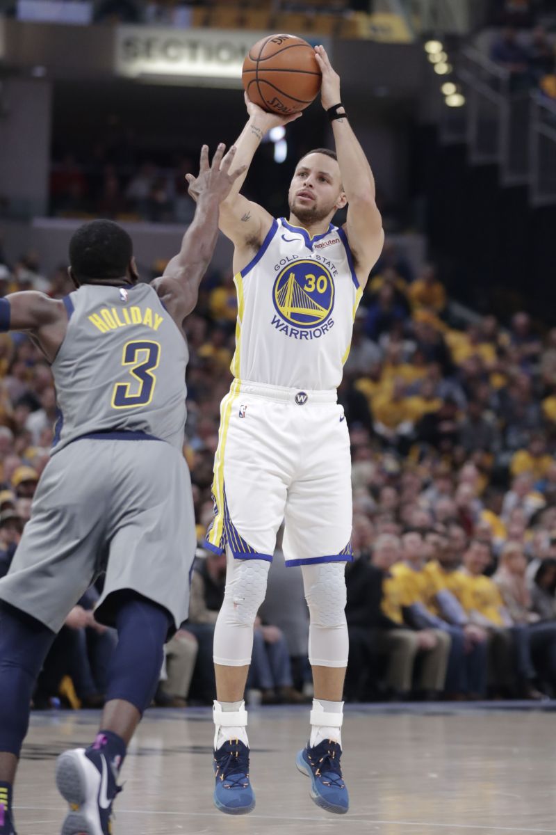 Curry's hot hand sends Warriors past Pacers for 11th in row