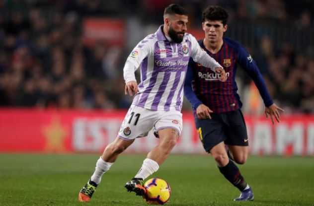 Verde battling with Barca's Carles Alena for possession (Picture source: Getty Images)