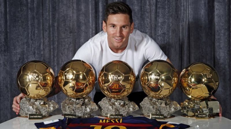 Lionel Messi, da Argentina, tornou-se o primeiro jogador a ganhar 5 Ballon d'Ors