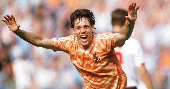 Marco van Basten festeja após marcar um gol pelo seu país