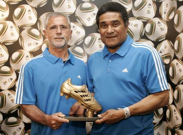 Eusebio posa com sua bota de ouro ao lado de Gerd Muller