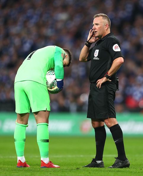Jon Moss mengeluarkan panggilan penalti yang kontroversial Jon Moss mengeluarkan panggilan penalti yang kontroversial