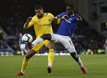 Gueye (right) dispossessing Chelsea's Ruben Loftus-Cheek