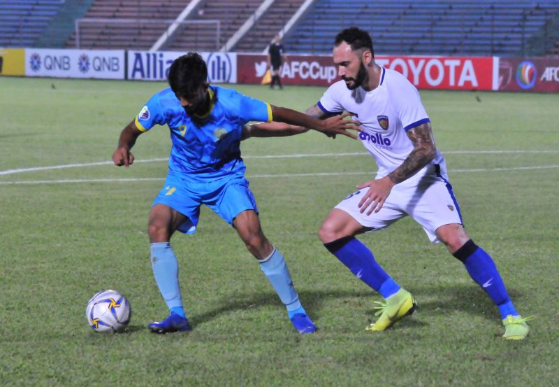 Chennaiyin FC's Eli Sabia tussles for the ball with a Dhaka Abahani player