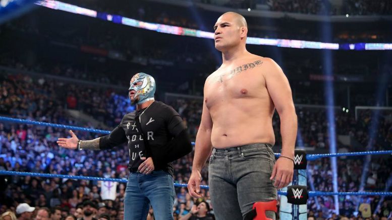 Velasquez a fait ses débuts sur le premier épisode de SmackDown sur Fox