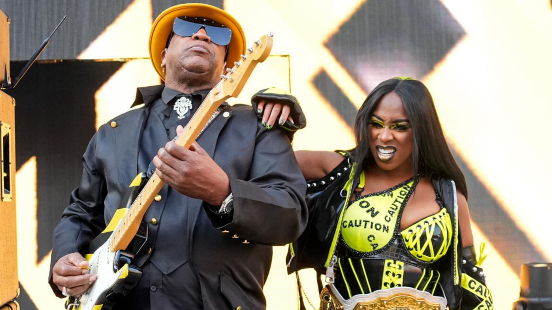 Naomi's father suddenly drops a huge hint at her announcement on WWE RAW thumbnail