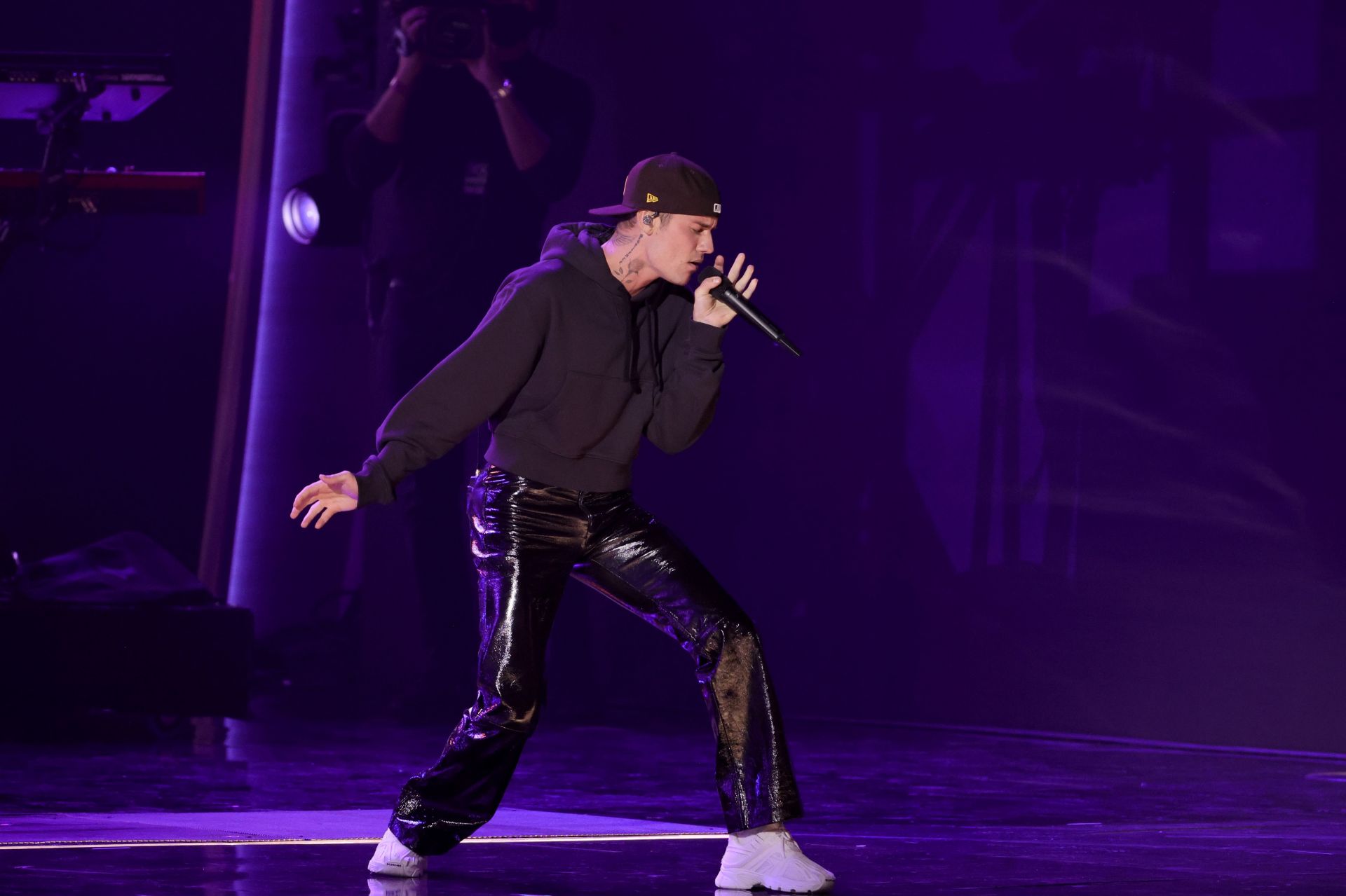 "Hmmm this looks questionable"- Fans react to Justin Bieber sharing image with Kendall Jenner on Instagram thumbnail