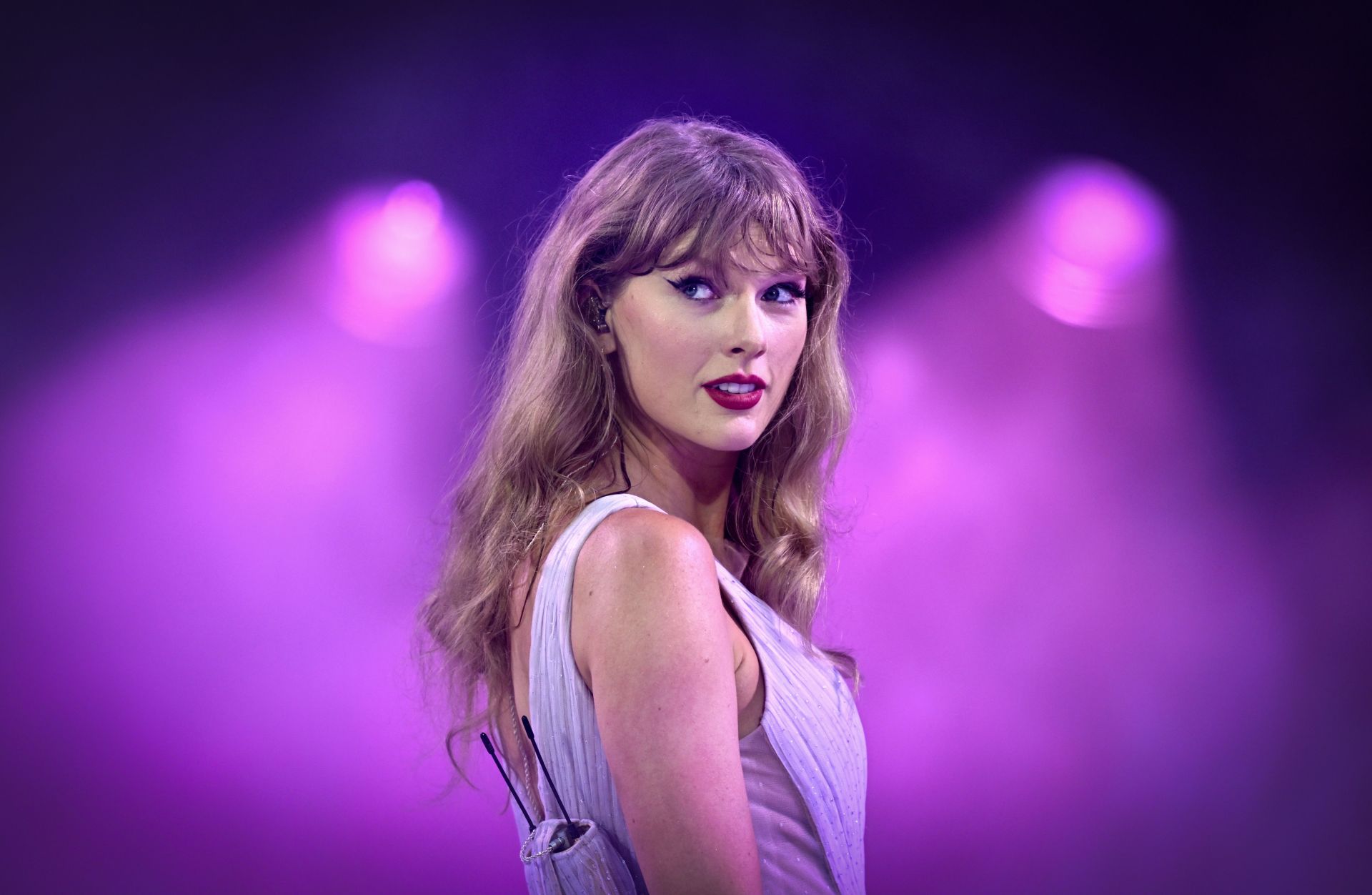 “Getting in that 1989 mode”- Internet reacts to Taylor Swift’s Blank Space jumping 59 spots in the Global Spotify Chart after new album announcement thumbnail