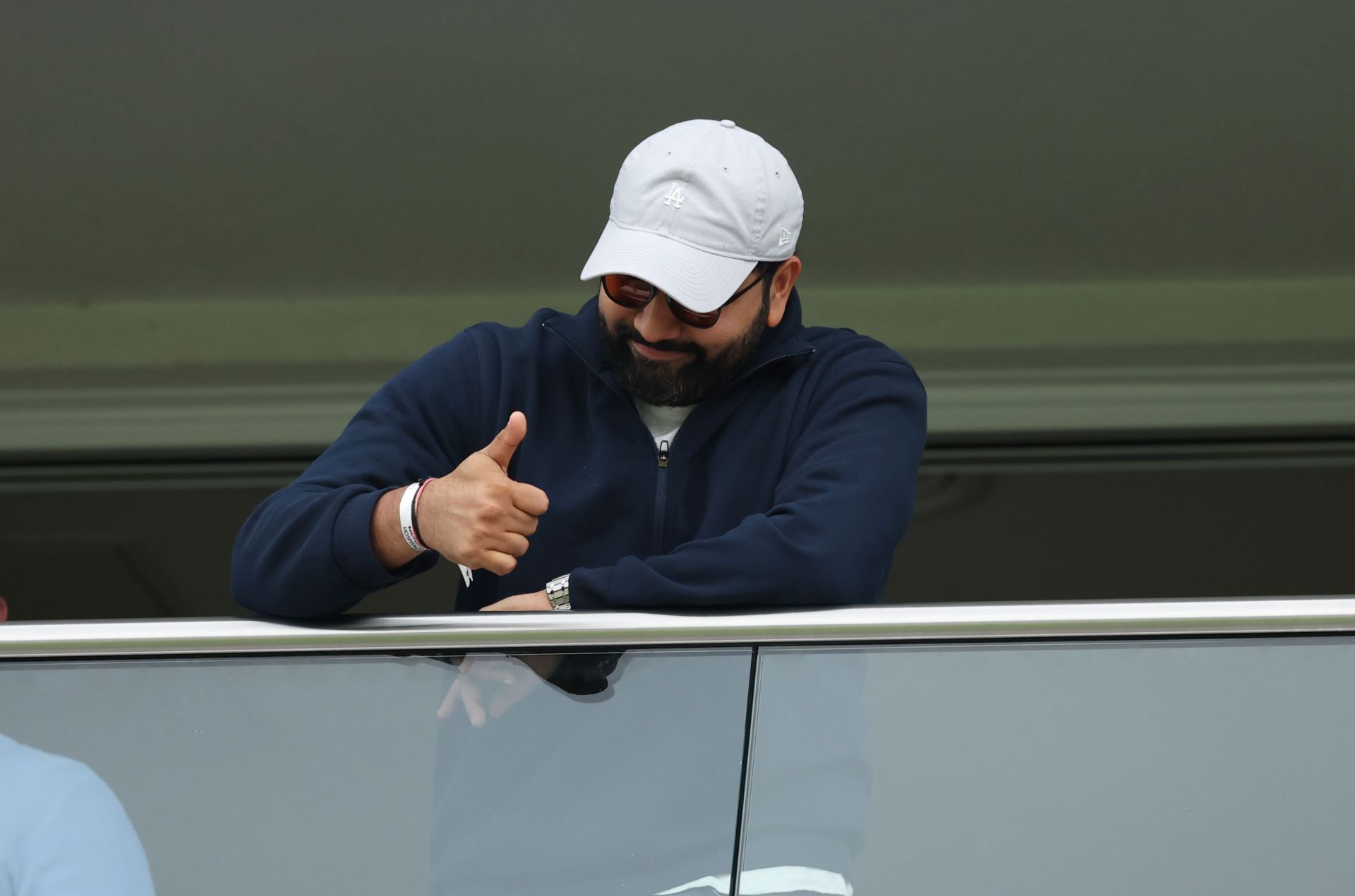 "Tum log bahut bade log ho" - Rohit Sharma engages in candid interaction with paparazzi at Mumbai airport [Watch]