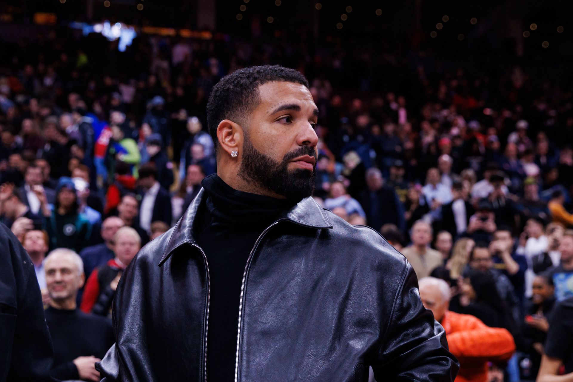 "Modern day MJ"- Internet reacts as a massive crowd of people gathers outside Drake's hotel in Germany to see the rapper thumbnail