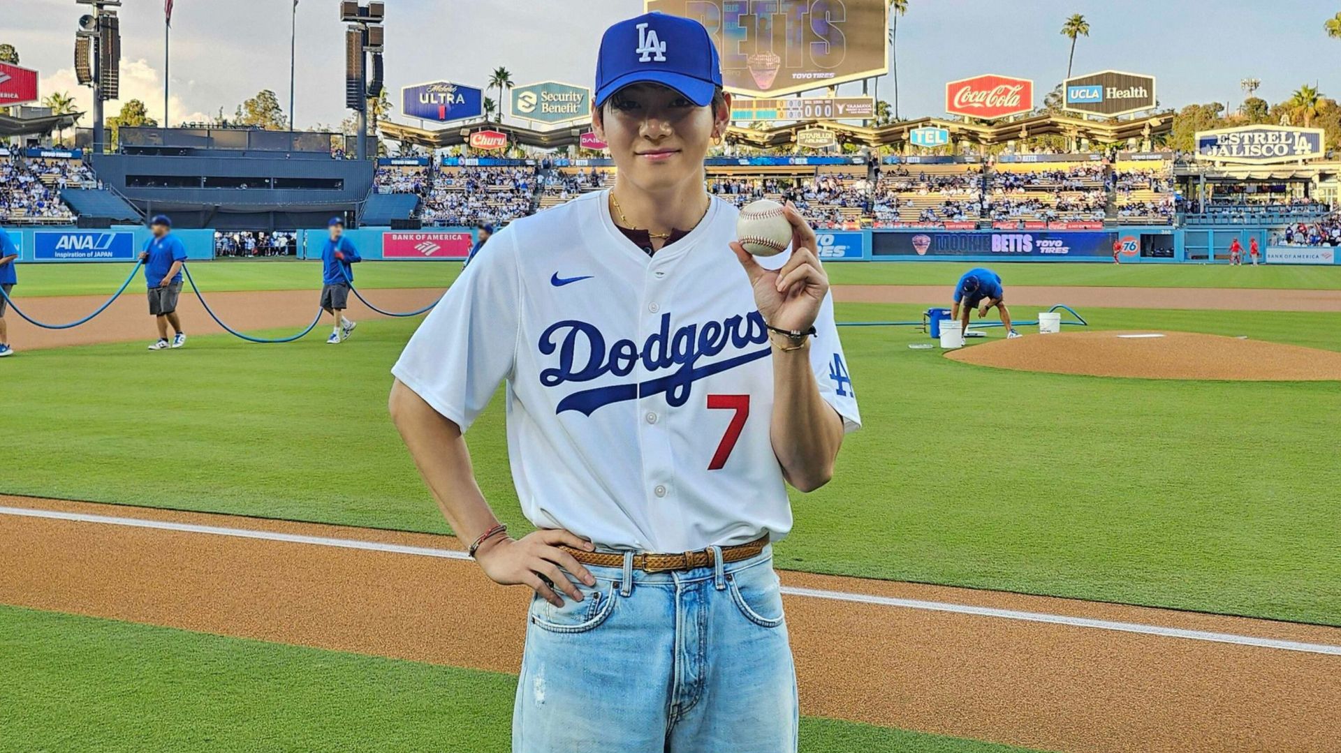 "More content than Bighit ever could"- Fans react to Dodgers' multiple behind-the-scenes release from BTS' Taehyung's ceremonial first pitch