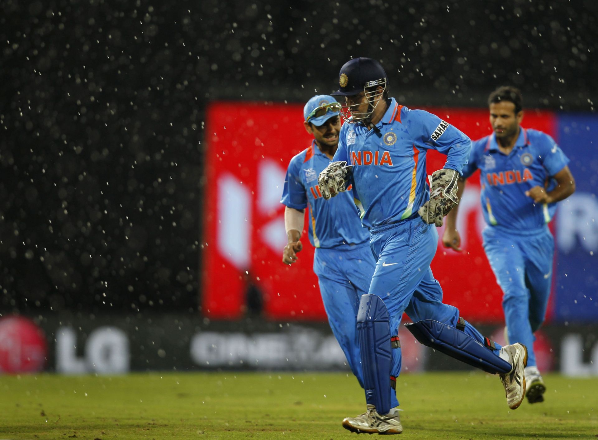 "They autographed each other's name" - Businessman shares interesting anecdote of MS Dhoni and Irfan Pathan's bond amid controversy of old video