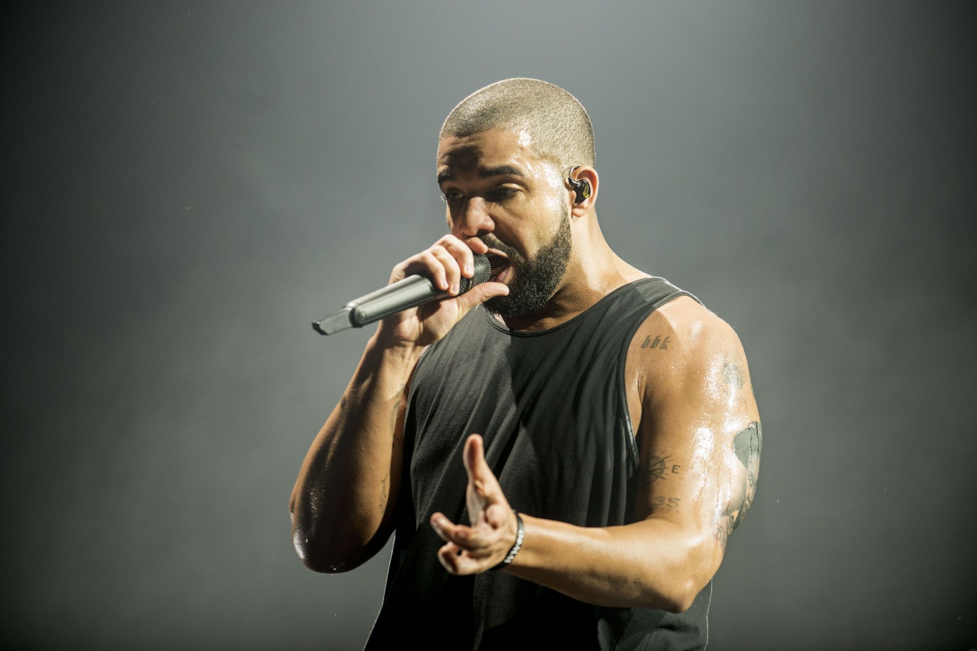 “Dude is never serious”: Netizens react as Drake claims he wants a “goth baddie” and abruptly sings emo music mid-interview