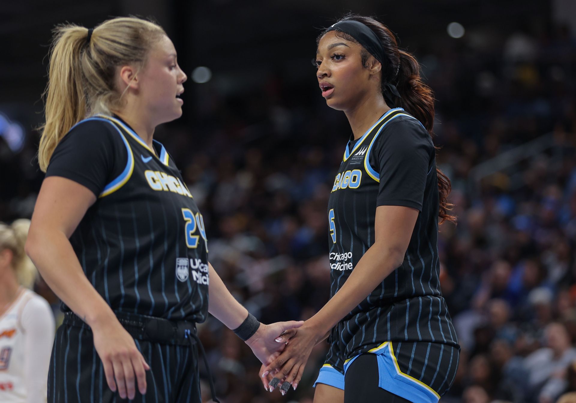 "They so angry with her": WNBA fans react to Rachel Banham's smirk as apologetic Angel Reese backtracks on denouncing teammates