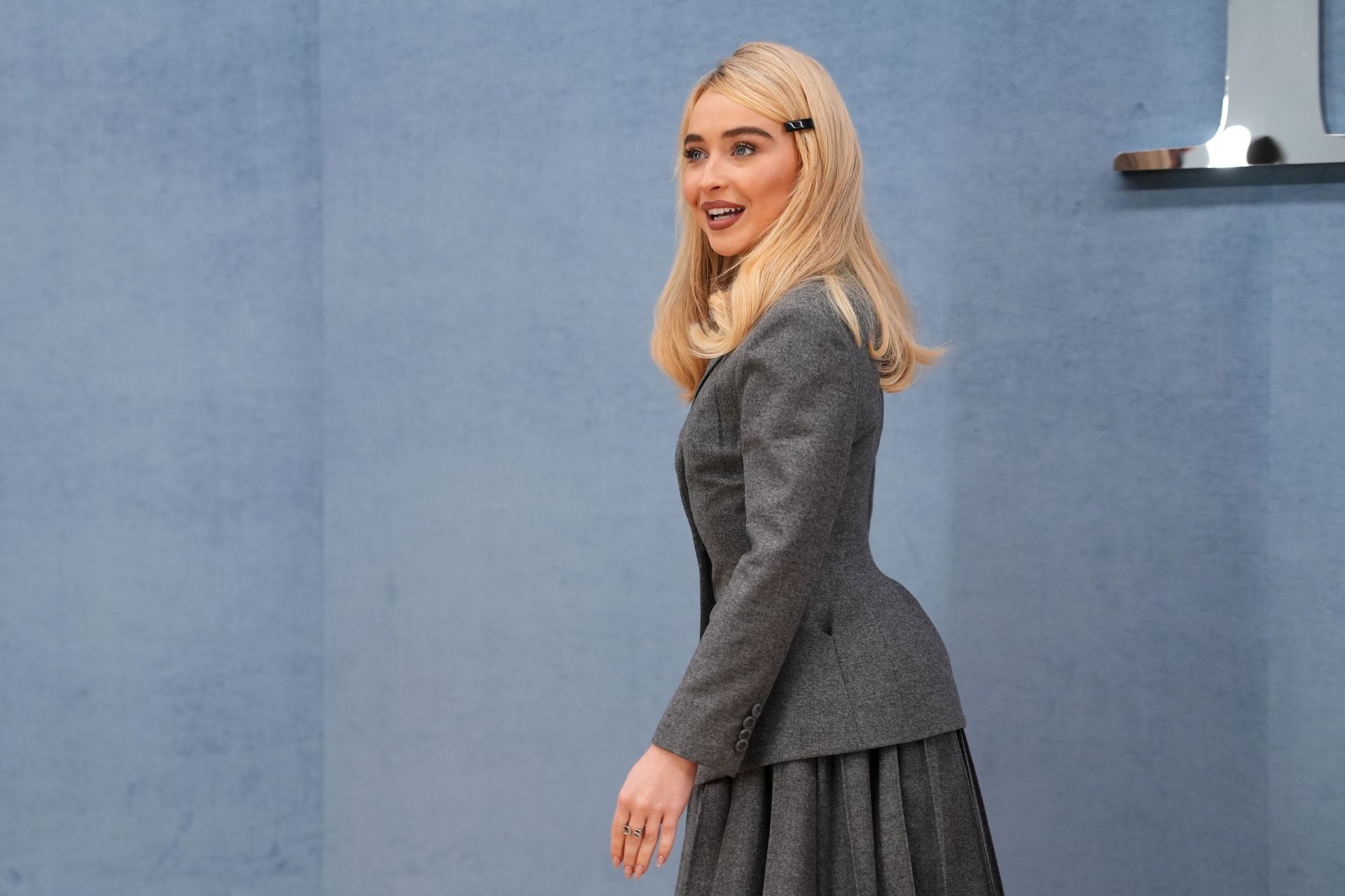 "chart dominating superstar": Fans react as Sabrina Carpenter’s Man’s Best Friend eyes #1 debut on Billboard 200 with 350K units sold