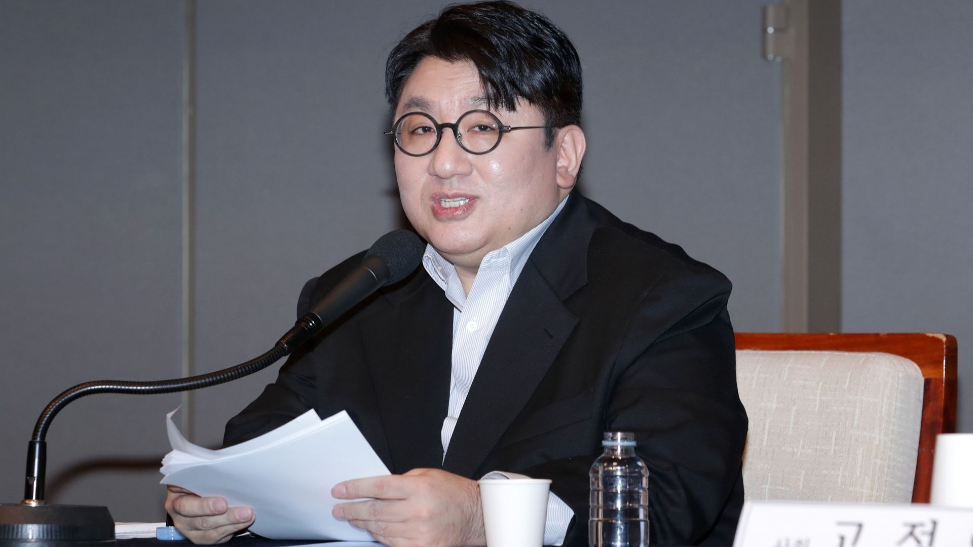 Bang Si-hyuk summoned for police questioning on September 15 following HYBE HQ raids over alleged IPO profiteering 