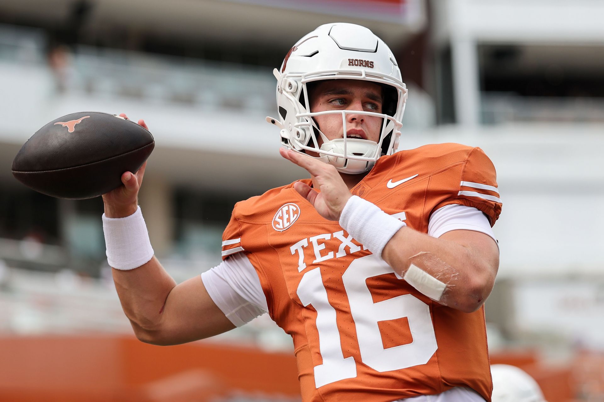 "How is this not a bigger story?": Fans speculate Arch Manning's shoulder injury as video of Texas QB's distress goes viral from San Jose State game