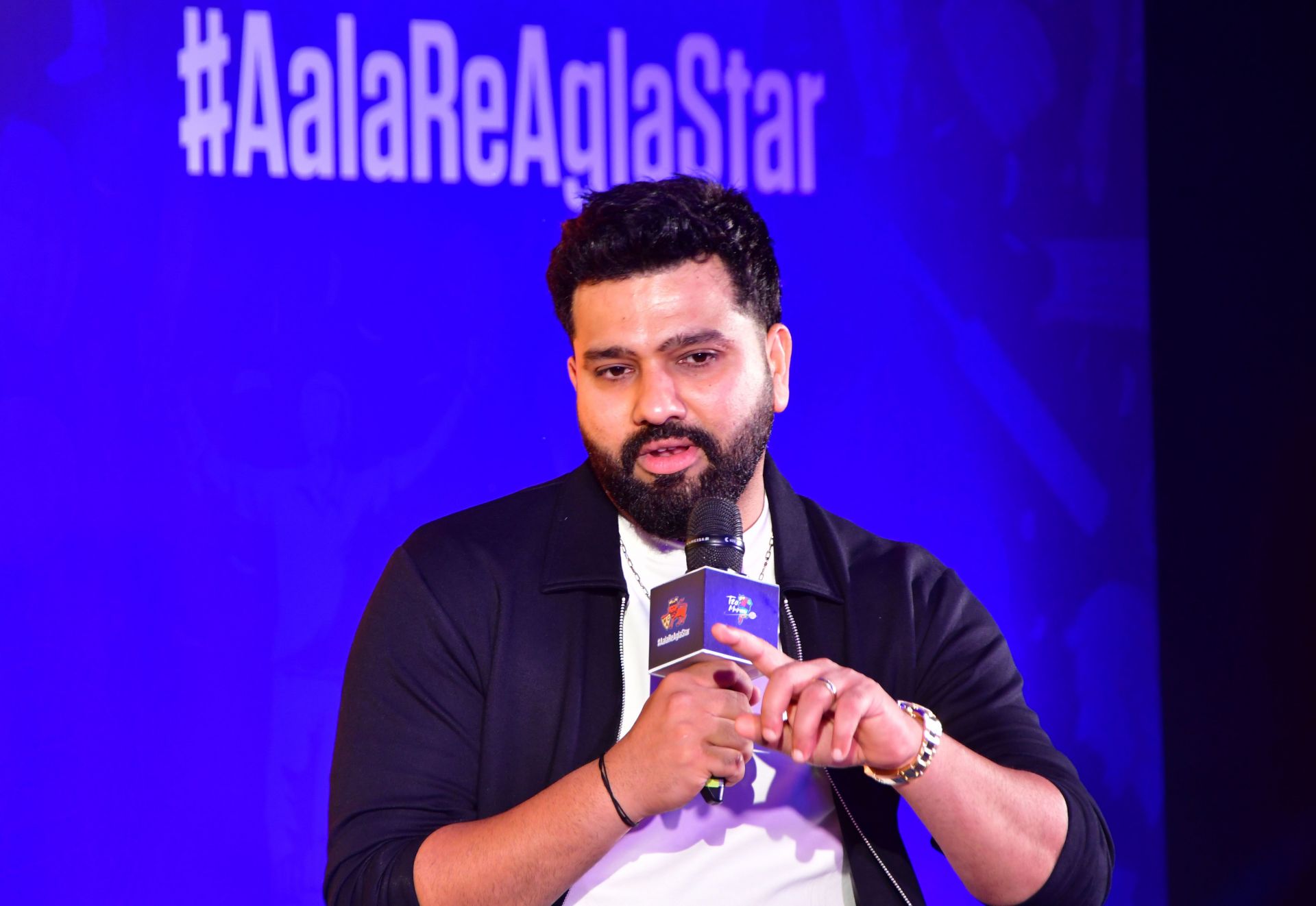 “Dubey ji itna khush kyun ho rahe ho?” - Rohit Sharma hilariously quips as he hangs out with physiotherapist and former India coach [Watch]