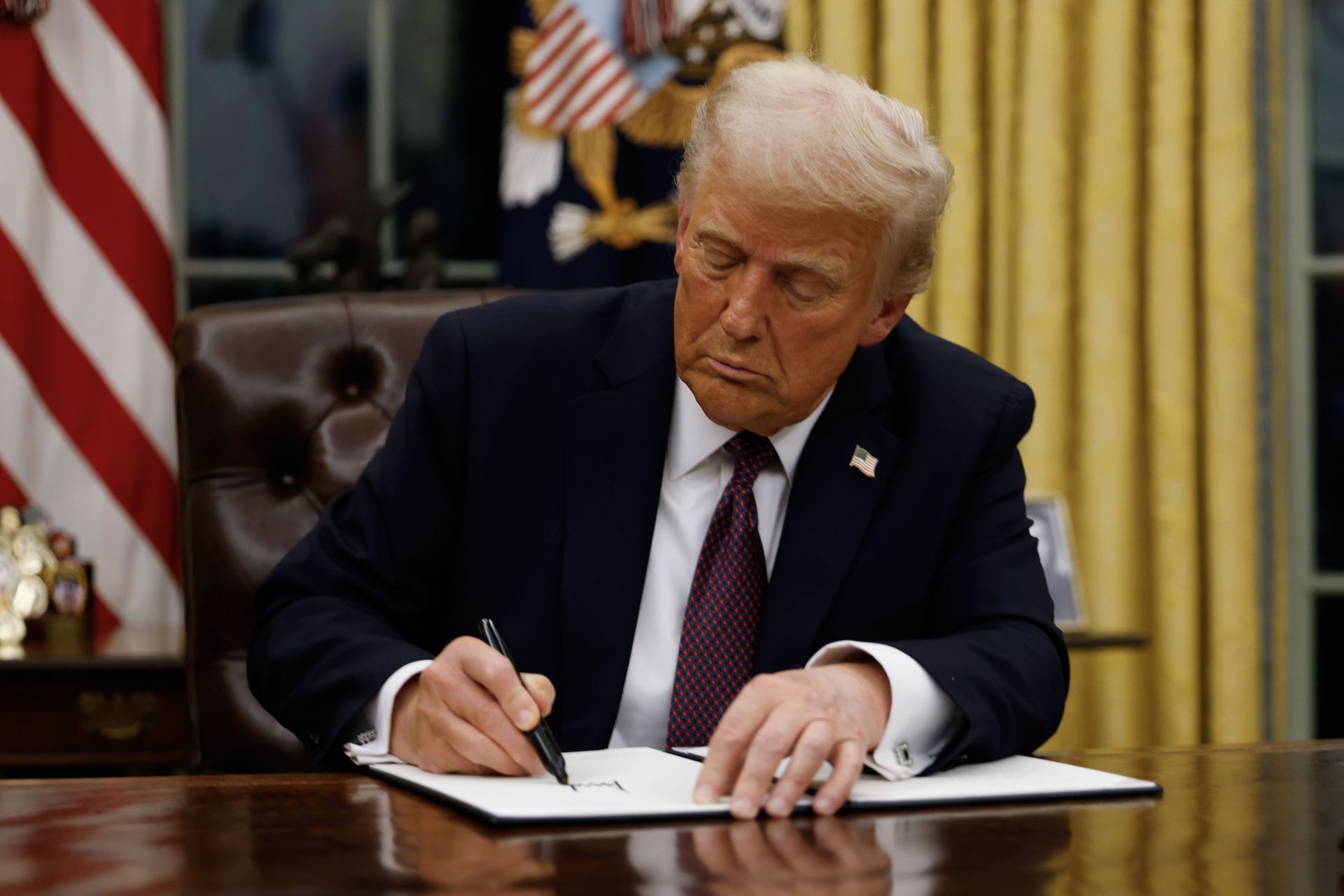 "He did not sign it" - Debate over Trump's signature on a birthday letter to Epstein featuring a woman's silhouette explored 