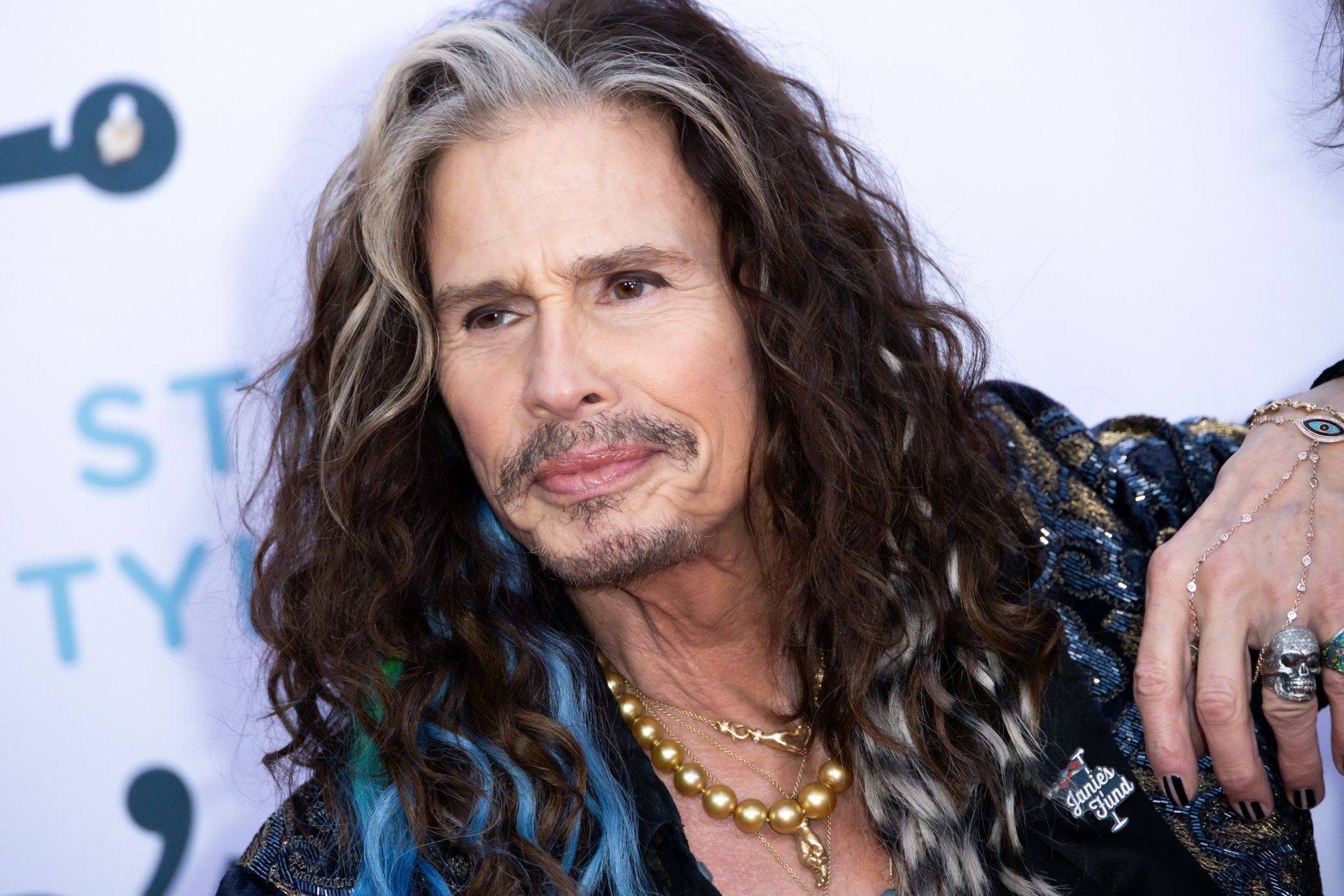 Did Steven Tyler get a haircut? Viral images debunked 