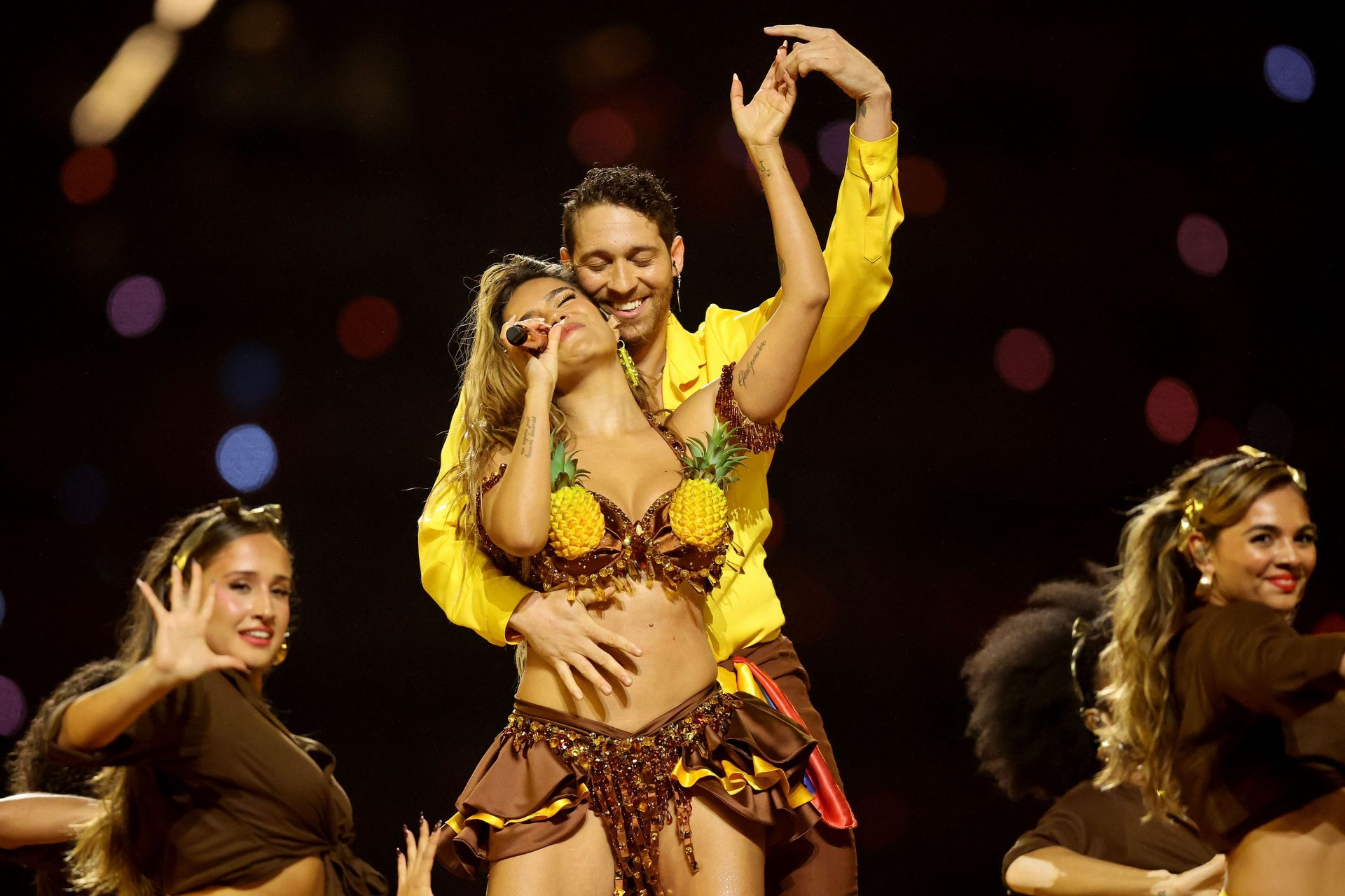 "Temu Shakira doesn’t work"; "Perfection": NFL fans divided over Karol G's halftime show performance at Chiefs-Chargers Brazil game 