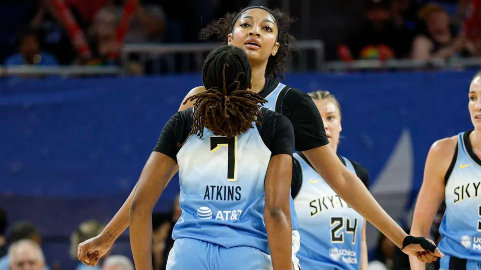 "Ariel acting like this is unwarranted" - Angel Reese fans continue tirade against $400,000 guard after seemingly ignoring Sky superstar on the bench