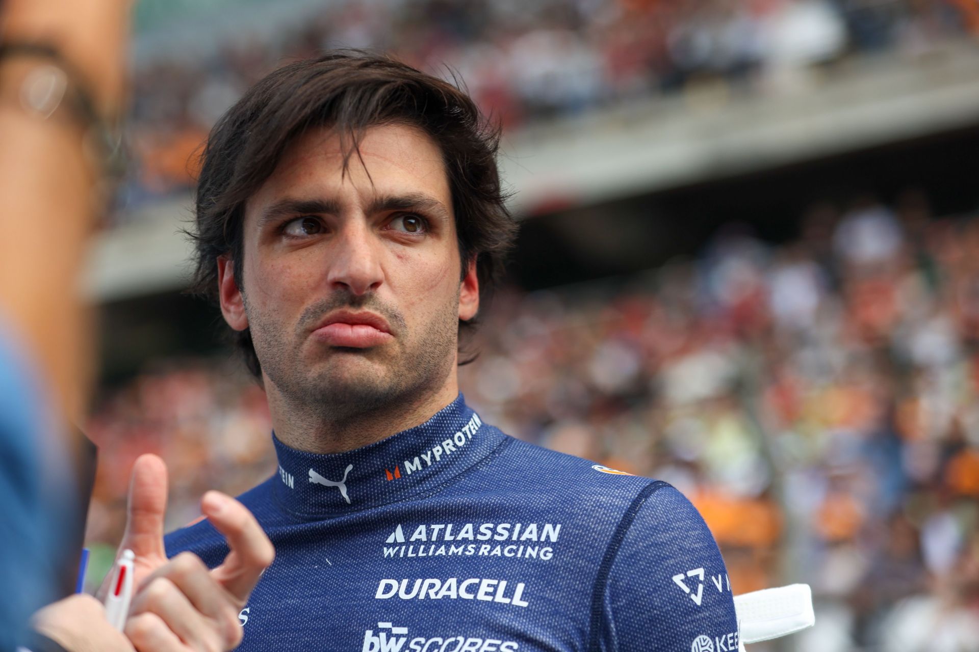 "You need to be tough in life": Carlos Sainz's hilarious advice to a Williams fan's question