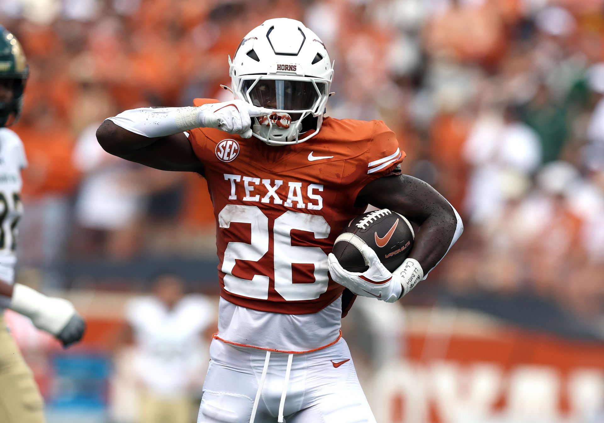 "Ghetto nonsense," "Unserious program": Fans lose their mind over Texas RB Tre Wisner's flashy chain featuring NIL valuation on sidelines