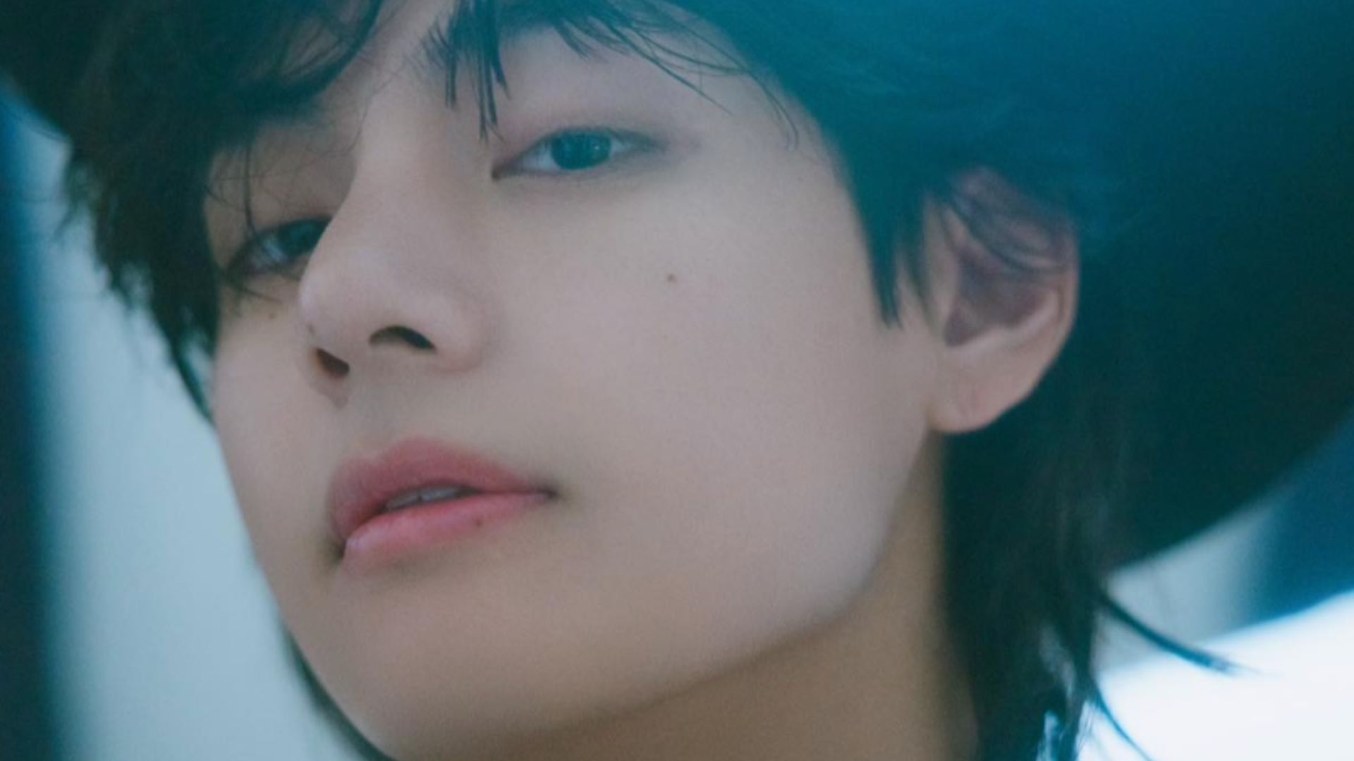 “So effortlessly cute”- Fans swoon as BTS’ Taehyung goes viral for his confused expression after being invited on stage at Paradise Art Night 2025