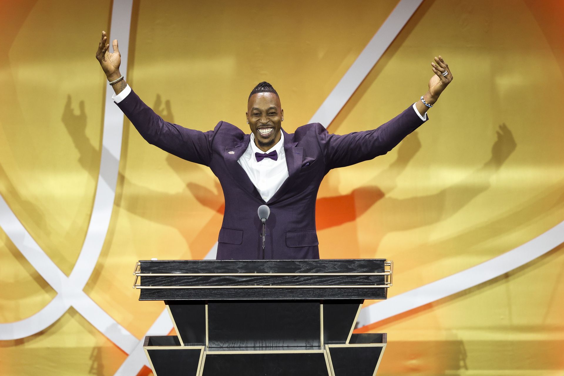 "LeBron James lurking like a predator" - NBA fans react as Dwight Howard caught off guard by ex-Lakers teammate’s appearance at HOF induction