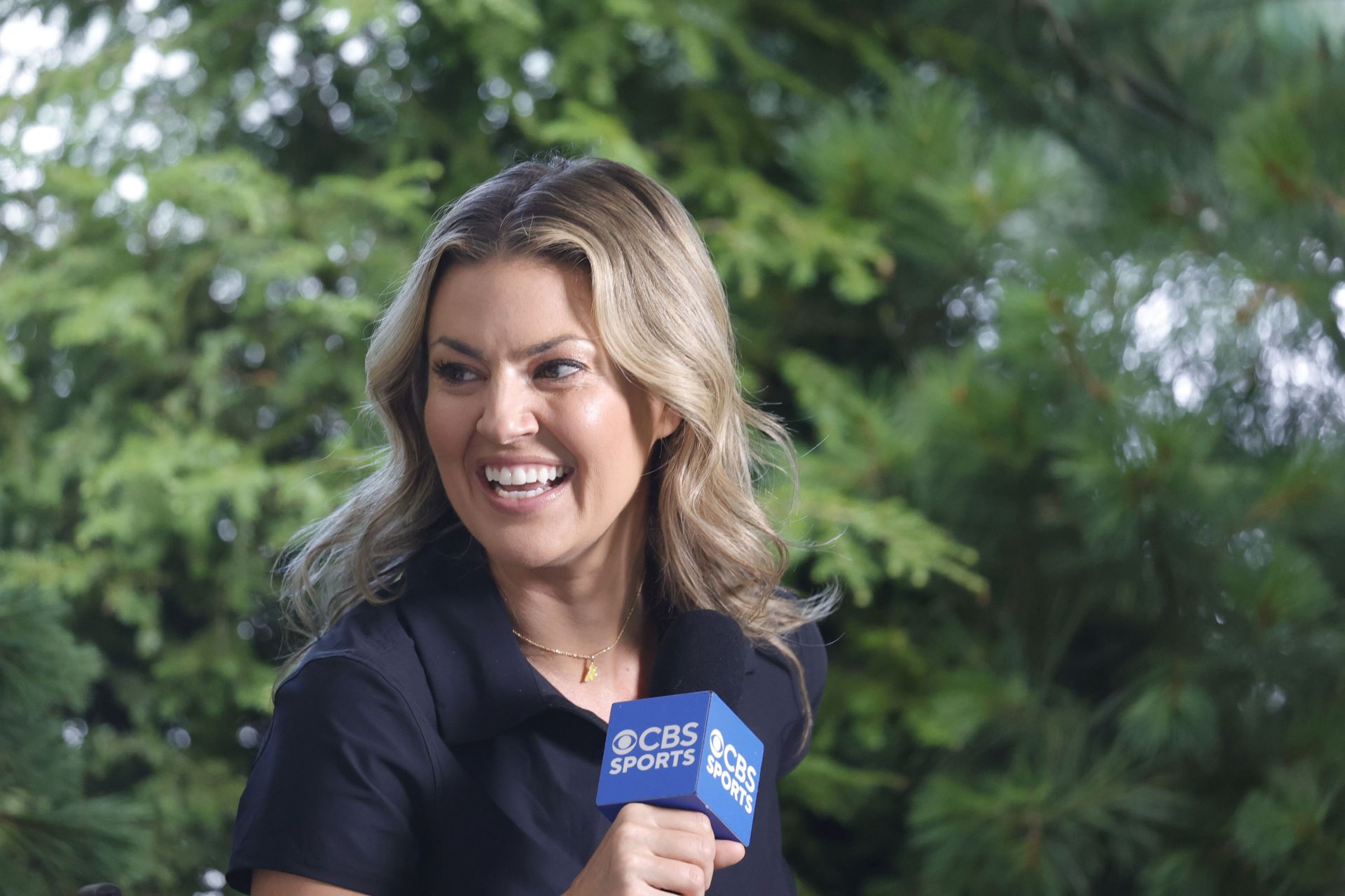 Amanda Balionis sports white sleeveless top as she shares Friday reminder in latest post