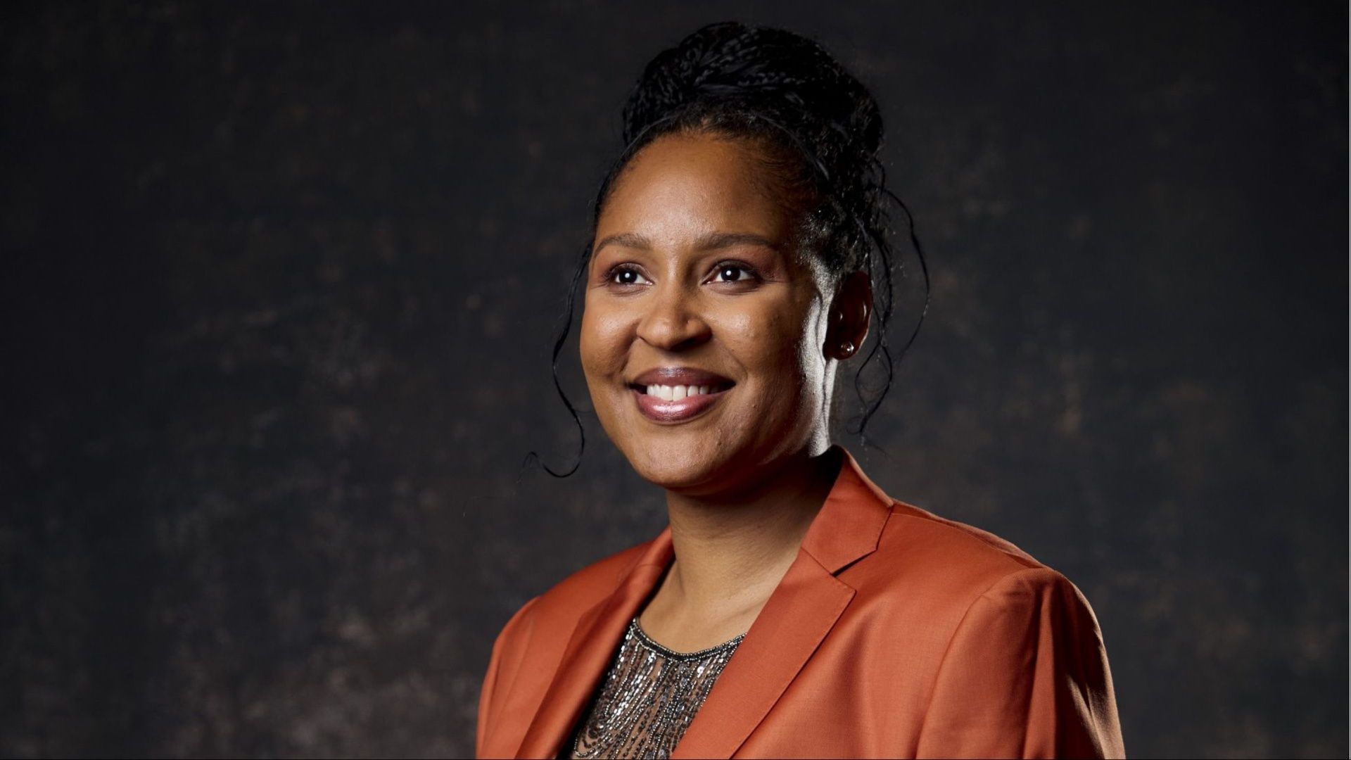 "She's who y'all think Caitlin Clark is" - WNBA fans go wild as Maya Moore mirrors Michael Jordan's iconic image by flexing her 12 championship rings