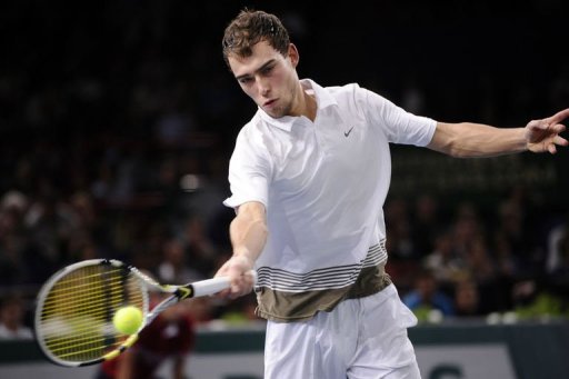Jerzy Janowicz returns the ball to Andy Murray Jerzy Janowicz returns the ball to Andy Murray
