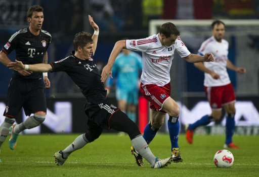 Bayern Munich's midfielder Bastian Schweinsteiger (L) and Hamburg's midfielder Marcell Jansen fight for the ball Bayern Munich's midfielder Bastian Schweinsteiger (L) and Hamburg's midfielder Marcell Jansen fight for the ball