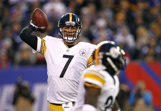 Ben Roethlisberger lines up a pass to Chris Rainey of the Pittsburgh Steelers Ben Roethlisberger lines up a pass to Chris Rainey of the Pittsburgh Steelers