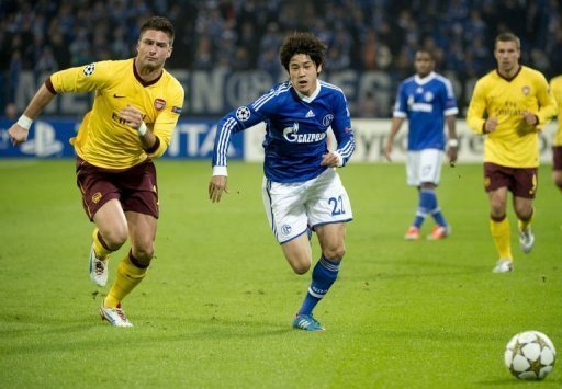 Schalke's Japanese defender Atsuto Uchida (R) vies for the ball with Arsenal's French striker Olivier Giroud Schalke's Japanese defender Atsuto Uchida (R) vies for the ball with Arsenal's French striker Olivier Giroud