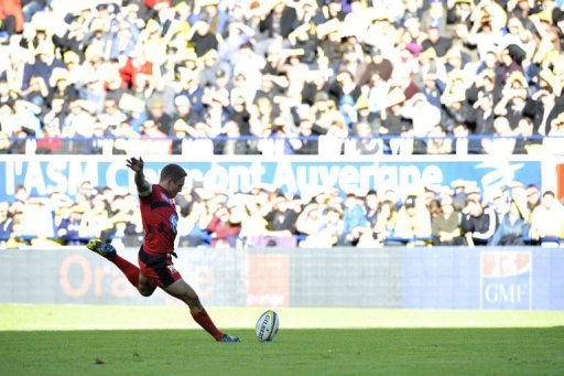 Toulon's fly-half Johnny Wilkinson takes a penalty kick Toulon's fly-half Johnny Wilkinson takes a penalty kick