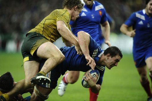 France's Louis Picamoles (C) tries to get away from Australian flanker Michael Hooper France's Louis Picamoles (C) tries to get away from Australian flanker Michael Hooper