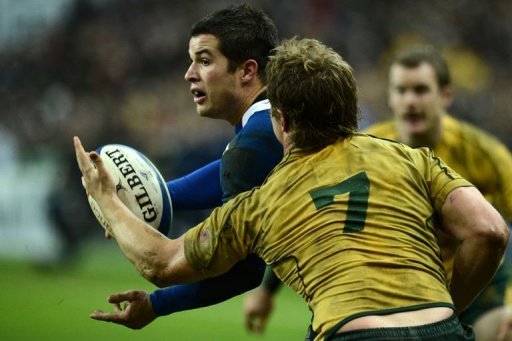 France full back Brice Dulin (L) fights for the ball with Australian flanker Michael Hooper France full back Brice Dulin (L) fights for the ball with Australian flanker Michael Hooper