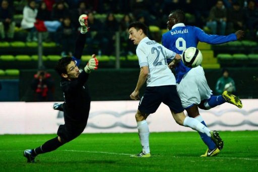 France's goalkeeper Hugo Lloris (L) and Anthony Reveillere fight for the ball with Italy's Mario Balotelli France's goalkeeper Hugo Lloris (L) and Anthony Reveillere fight for the ball with Italy's Mario Balotelli