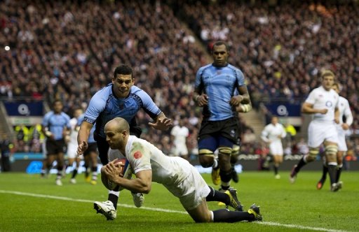 Charlie Sharples (centre) goes over for a try Charlie Sharples (centre) goes over for a try