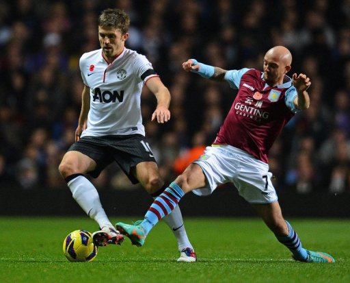Aston Villa's Stephen Ireland (R) fights for the ball with Manchester United's Michael Carrick Aston Villa's Stephen Ireland (R) fights for the ball with Manchester United's Michael Carrick