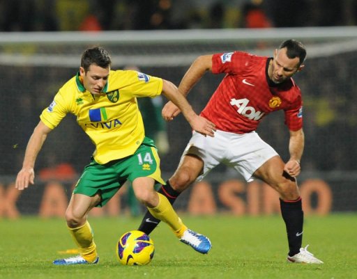 Manchester United's midfielder Ryan Giggs (R) clashes with Norwich City's midfielder Wes Hoolahan Manchester United's midfielder Ryan Giggs (R) clashes with Norwich City's midfielder Wes Hoolahan