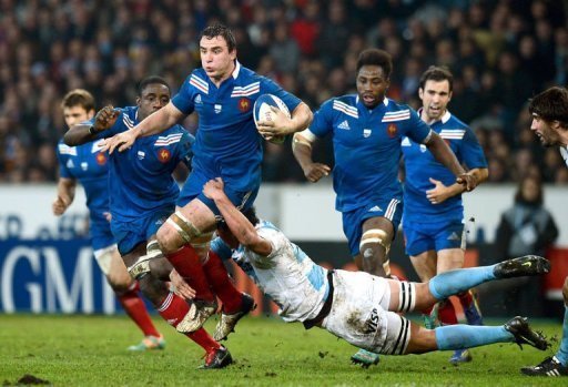 France's N°8 Louis Picamoles (C) runs with the ball France's N°8 Louis Picamoles (C) runs with the ball
