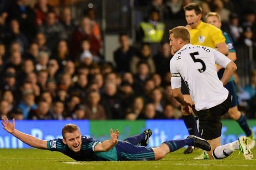 Sunderland's Lee Cattermole (L) reacts after being tackled by Fulham's Brede Hangeland Sunderland's Lee Cattermole (L) reacts after being tackled by Fulham's Brede Hangeland